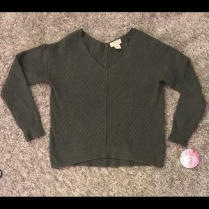 🌻Kaisley olive green sweater💕